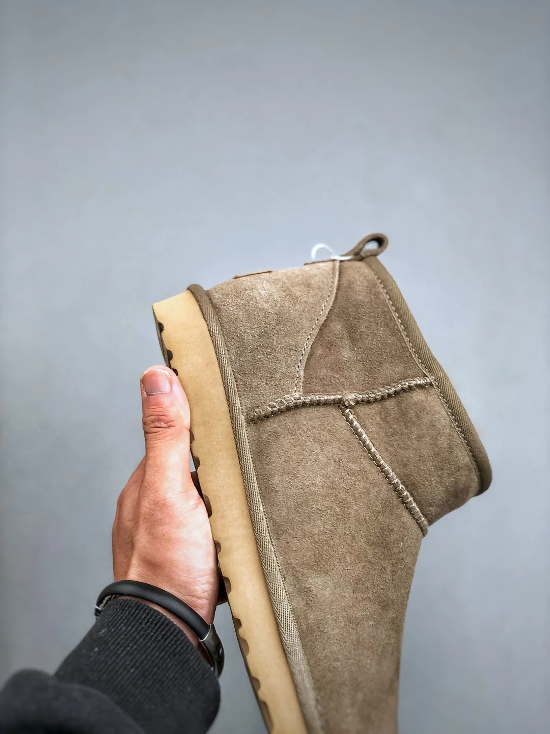 Local self-pickup 💰520 supports store placement. The top version on the market. UGG Mini thin-soled black short tube 1.5cm popular style. Produced by a major foreign trade factory in Guangzhou. Real sheep fur from toe to insole. Independent outer box packaging. Chip. Waterproof process. Different from any version on the market. 3cm thick sole, independently developed outsole, cashmere insole, keeping warm in winter, suitable for home use. In the new year, uug has launched a style series, which is partially geared towards the preferences of young consumers. It has also moved to the forefront of fashion trends. Shoe body material, water-repellent coated suede upper, 17mm UGGPURE™ implanted wool insole, lightweight non-slip and comfortable rubber outsole, with brand LOGO, and full packaging. Size: 35-44